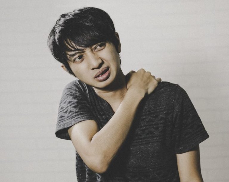 man in grey crew neck t-shirt